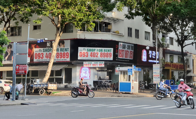 Nhiều mặt bằng bị bỏ không, bất động sản thương mại sụt giảm giá thuê
